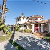 Beautiful Villa with a beautiful backyard on a large lot