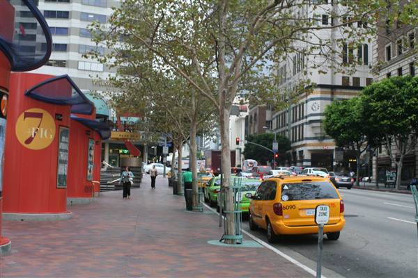 Figueroa St. between 7th & 8th St. (9/1/2010 - Credits: Lindsay Mizrahi)