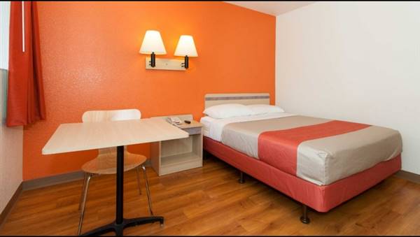 Motel 6 Davis (8/26/2015 - Credits: https://www.motel6.com/en/motels.ca.davis.280.html)