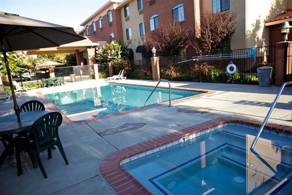 Holiday Inn Express & Suites (8/26/2015 - Credits: http://www.ihg.com/holidayinnexpress/hotels/us/en/davis/sacda/hoteldetail)