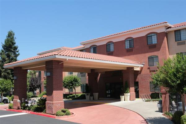 Holiday Inn Express & Suites (8/26/2015 - Credits: http://www.ihg.com/holidayinnexpress/hotels/us/en/davis/sacda/hoteldetail)
