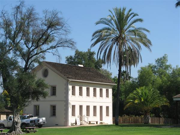 Los Encinos State Historic Park (SHP) adjacent to currently closed Lakeside Restaurant & Lounge - http://stateparkclosurestrip.blogspot.com/ (3/2/2016 - Credits: Photo courtesy of Lucy D'Mot)