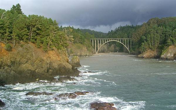 Russian Gulch State Park (SP) / Russian Gulch Bridge - Highway 1 (7/10/2013 - Credits: By Rennett Stowe [CC BY 2.0 (http://creativecommons.org/licenses/by/2.0)], via Wikimedia Commons)