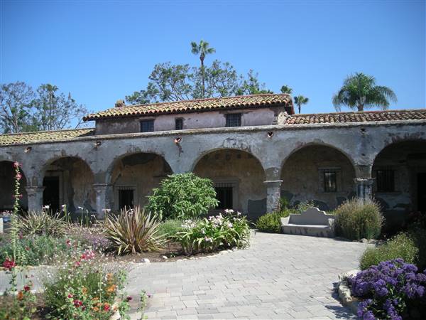 Mission San Juan Capistrano (7/20/2007 - Credits: Michael Barera [CC BY-SA 4.0 (http://creativecommons.org/licenses/by-sa/4.0), CC BY-SA 3.0 (http://creativecommons.org/licenses/by-sa/3.0) or GFDL (http://www.gnu.org/copyleft/fdl.html)], via Wikimedia Commons)