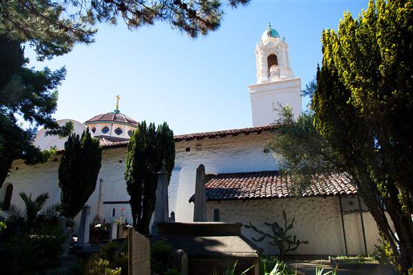 Misión San Francisco de Asís - Mission Dolores (6/24/2012 - Credits: By Almonroth (Own work) [CC BY-SA 3.0 (http://creativecommons.org/licenses/by-sa/3.0)], via Wikimedia Commons)