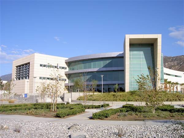 California State University, San Bernardino - CSU San Bernardino and Palm Desert Campus - CSUSB (11/29/2009 - Credits: By Amerique (Own work) [CC BY-SA 3.0 (http://creativecommons.org/licenses/by-sa/3.0) or GFDL (http://www.gnu.org/copyleft/fdl.html)], via Wikimedia Commons)
