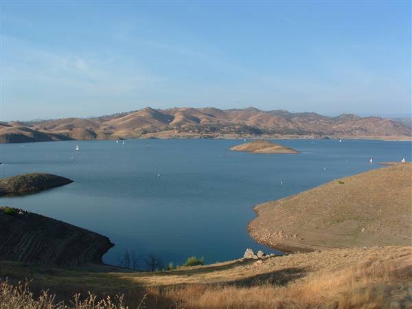 Millerton Lake State Recreation Area (SRA) (9/10/2003 - Credits: By No machine-readable author provided. Kjkolb assumed (based on copyright claims). [GFDL (http://www.gnu.org/copyleft/fdl.html), CC-BY-SA-3.0 (http://creativecommons.org/licenses/by-sa/3.0/) or CC BY 2.5 (http://creativecommons.org/licenses/by/2.5)], via)