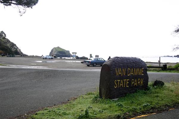 Van Damme State Park (SP) / Beach / Pygmy Forest / Fern Canyon Trail / Spring Ranch Trail (12/20/2008 - Credits: "Van-damm-sp-sign" by Suzi Rosenberg (CC BY 2.0) [https://creativecommons.org/licenses/by/2.0/legalcode] https://www.flickr.com/photos/celticsu/)