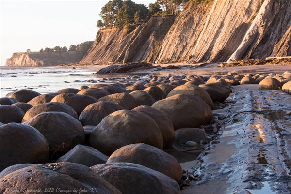 Schooner Gulch State Beach (SB) / Bowling Ball Beach (12/29/2012 - Credits: "At Bowling Ball Beach" by John Krzensinski (CC BY-NC-ND 2.0) [https://creativecommons.org/licenses/by-nc-nd/2.0/legalcode]https://www.flickr.com/photos/johnkay/)