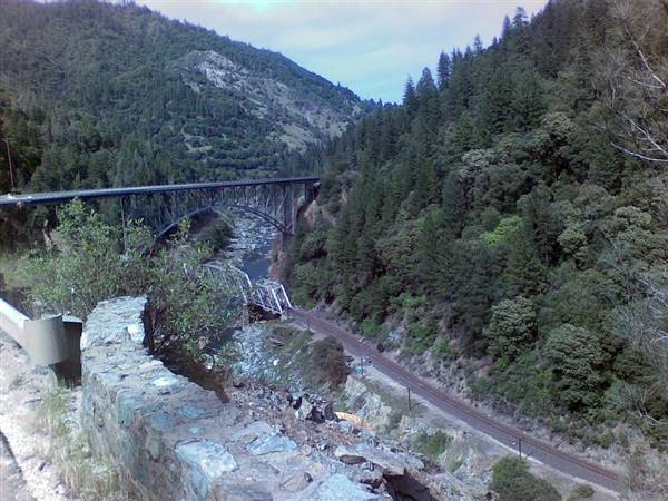 Pulga Bridge (4/27/2008 - Credits: "Bridge at Pulga turnoff" by Quinn Comendant (CC BY-SA 2.0)[https://creativecommons.org/licenses/by-sa/2.0/legalcode]https://www.flickr.com/photos/qcom/)