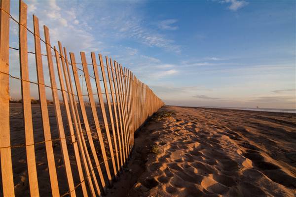 Bolsa Chica State Beach (SB) & Lifeguard Tower (1/16/2010 - Credits: "untitled-6.jpg" by Will Hastings (CC BY-NC 2.0)[https://creativecommons.org/licenses/by-nc/2.0/legalcode]https://www.flickr.com/photos/willsan/)