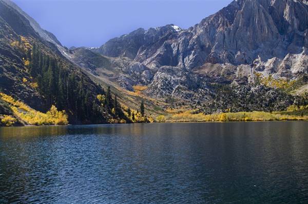 Convict Lake / Convict Lake Resort (10/21/2011 - Credits: "Convict Lake View" by Aleta Rodriguez (CC BY-NC-ND 2.0)[https://creativecommons.org/licenses/by-nc-nd/2.0/legalcode]https://www.flickr.com/photos/wanderingnome/)