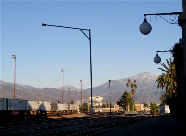 San Bernardino Santa Fe Depot (11/26/2010 - Credits: "San Bernardino Santa Fe Depot (3494a)" by Don Barrett (CC BY-NC-ND 2.0)[https://creativecommons.org/licenses/by-nc-nd/2.0/legalcode]https://www.flickr.com/photos/donbrr/)