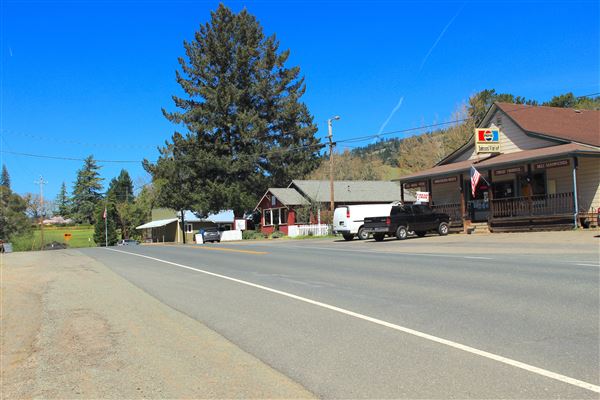 Highway 128 - Anderson Valley corridor - Highway 128 - Downtown Philo (5/1/2018 - Credits: Kellen Lim)
