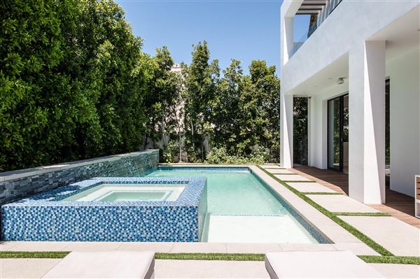 Dream Villa (11/1/2018 - Credits: Living The Dream)
