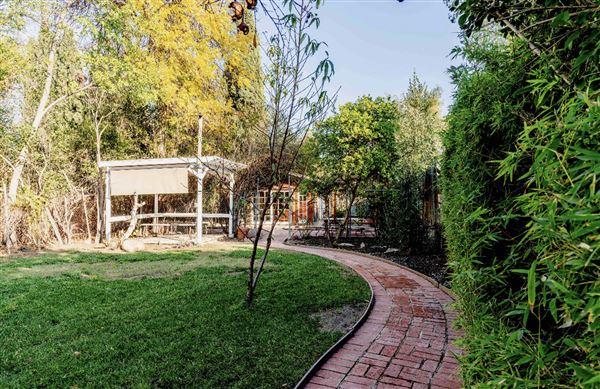 Beautiful Villa with a beautiful backyard on a large lot (10/16/2022 - Credits: Michal Aljadeff)