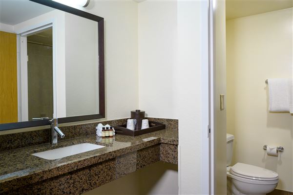 Airtel Plaza Hotel and Conference Center - Rooms (1/10/2023 - Credits: Jennifer Pochedly)
