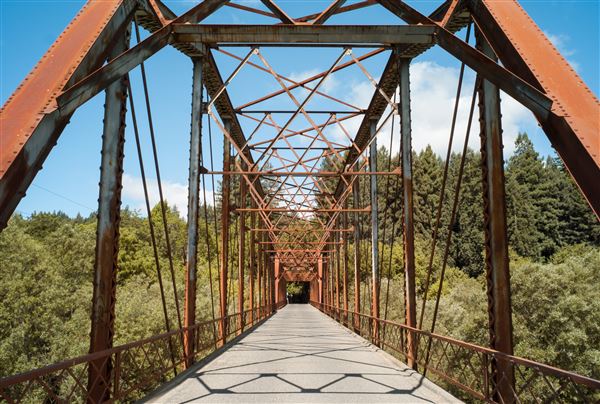 Wohler Bridge over Russian River (6/24/2012 - Credits: "Wohler Bridge" by Frank Shulenburg (CC BY-SA 3.0) [https://creativecommons.org/licenses/by-sa/3.0/deed.en] https://upload.wikimedia.org/wikipedia/commons/archive/c/ca/20120624191533%21Wohler_Bridge.jpg)