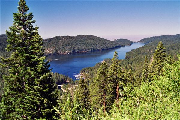 Huntington Lake / Big Creek - Southern California Edison (SCE) / Sierra National Forest (3/16/2006 - Credits: View overlooking Huntington Lake at 7,000 feet (2,100 m) elevation on a clear day."by USFS Region 5"(Public Domain, https://commons.wikimedia.org/wiki/File:Huntington_Lake_(3717098437).jpg?uselang=en#Licensing))