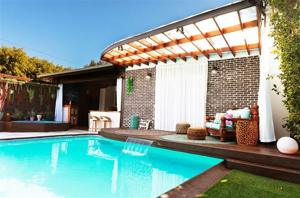 Private Boho Glam Mantra House with Pool, Views & Multiple Backdrops in Burbank Hills (4/1/2024 - Credits: IG @bfreeperiod    Brian K Freeman Jr.)