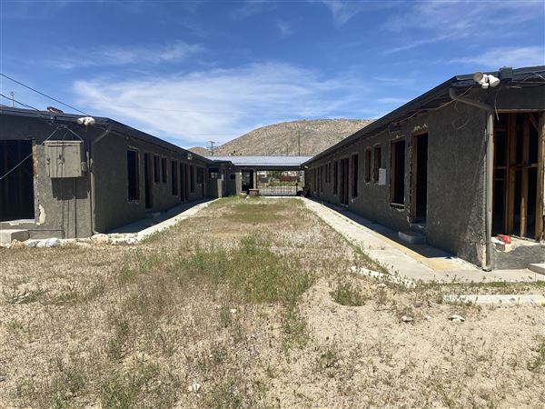 Abandoned Motel in the High Desert (2/6/2024 - Credits: Yonnus Becker)
