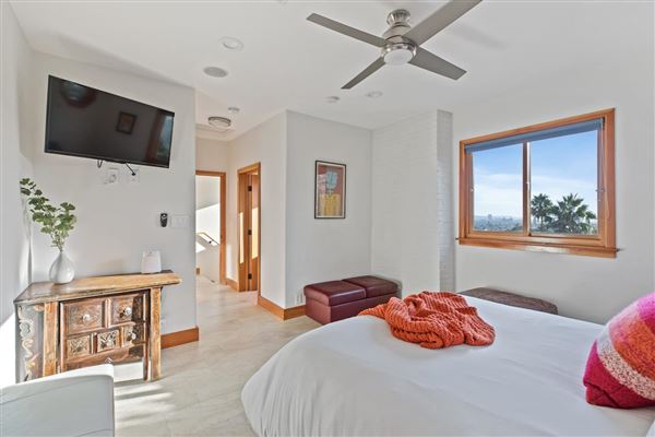 Hollywood Hills Modern Vintage (12/20/2024 6:05:08 PM - Credits: submitted by:)