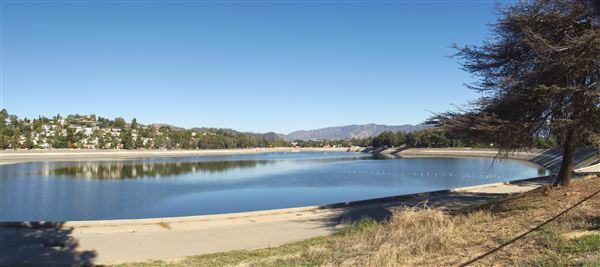 Silver Lake Reservoir (10/11/2015 - Credits: By Junkyardsparkle - Own work, CC0, https://commons.wikimedia.org/w/index.php?curid=44280230)
