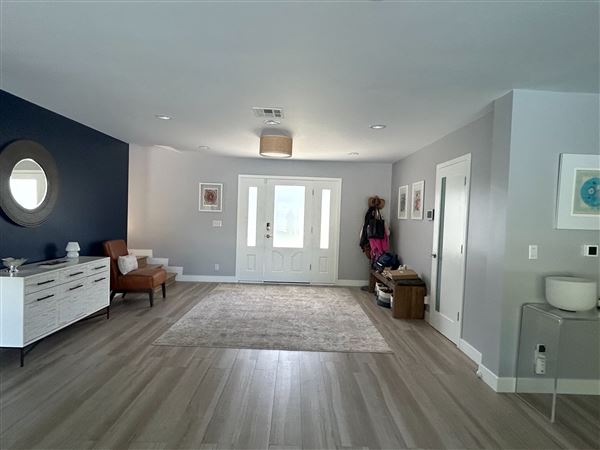 California Modern in Residential Encino Hills (2/3/2025 5:40:07 PM - Credits: submitted by:)