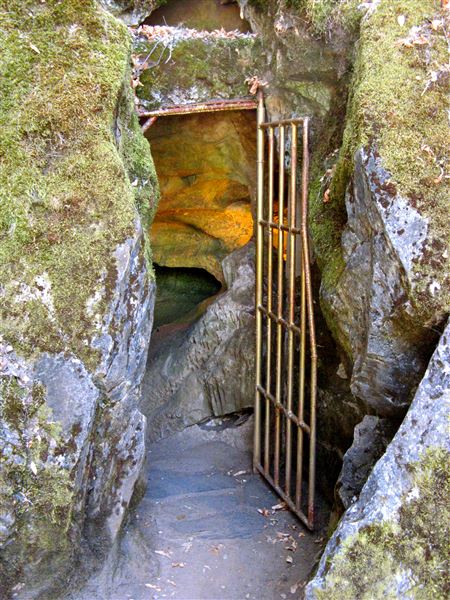 California Caverns at Cave City - Historical Landmark - Entrance to the California Caverns (8/19/2010 - Credits: By Eric Vanderpool - Flickr: CC @ CC -- Entrance to California Cavern, CC BY 2.0, https://commons.wikimedia.org/w/index.php?curid=17121522)