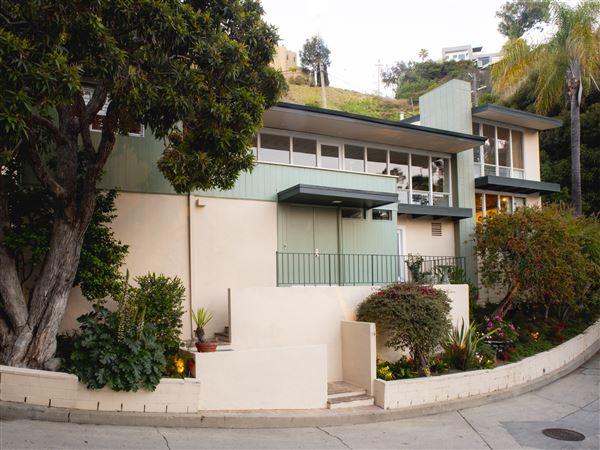 Midcentury Modern Hills Home (3/25/2025 - Credits: submitted by: Sean  Mcnichol)