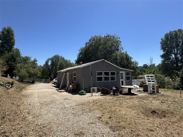 Modern Farmhouse on Expansive Agoura Hills Lot – Film-Ready & Versatile (4/29/2025 - Credits: Taken by Lauren Pfahler, property owner)