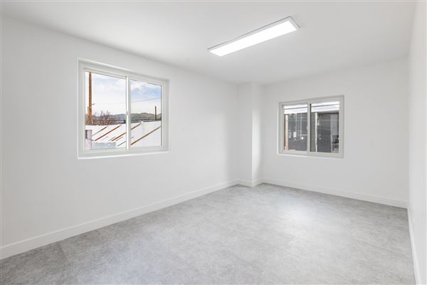 Burbank Modern Office Space – Film/Photo Shoot Ready (5/1/2024 - Credits: In-house photographer)