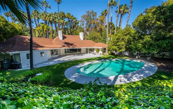 Vintage Hollywood Vibes – Secluded Palm-Lined Mid-Century Pool Oasis Wrapped In Lush Greenery – A Filmmaker’s Dream! (7/29/2025 - Credits: submitted by: Simon Neman)