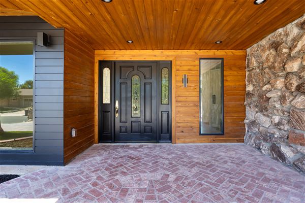Contemporary Mid-Century Luxury Home (10/27/2025 - Credits: submitted by: Jenarda Makupson)