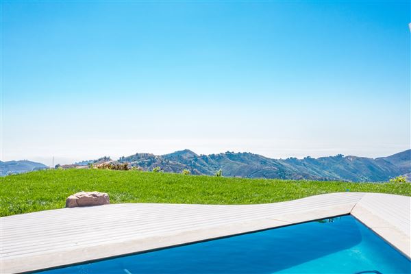 Cayman Rd Malibu - The Aviator (10/29/2025 - Credits: Linda Kasian)