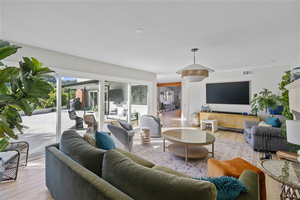 Sherman Oaks Oasis (10/20/2025 - Credits: submitted by: Andrea Bailey)
