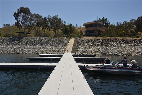 Castaic Lake State Recreation Area (SRA) - lake administered by Los Angeles County - West Ramp Lifeguard HQ Dock (5/14/2018 - Credits: Leo Fialho)