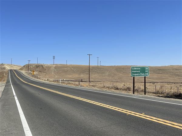 City of Coalinga - California State Route 198 heading eastbound just east of the intersection of Route 33 and Route 198, Coalinga (10/15/2022 - Credits: Public Doman (https://www.flickr.com/photos/sarahvain/))
