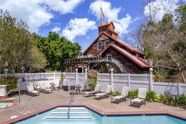 Apple Farm Inn (4/7/2025 - Credits: submitted by: Sofya Bazar)