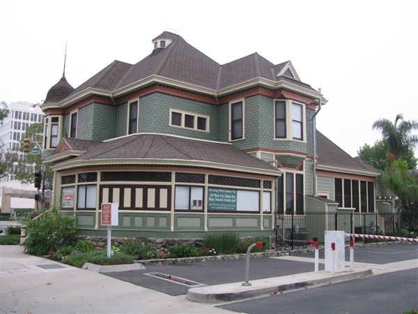 Downtown Santa Ana - Dr. Willella Howe-Waffle House (9/15/2008 - Credits: By Asfandyar at en.wikipedia - Own work, Attribution, https://commons.wikimedia.org/w/index.php?curid=18434947)
