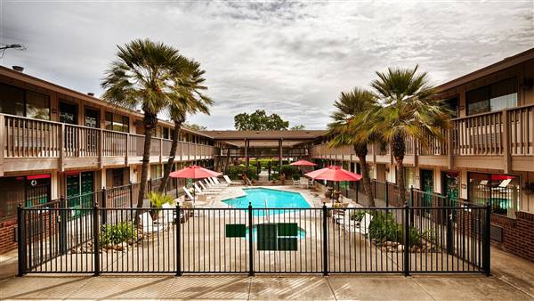 Best Western Shadow Inn (8/26/2015 - Credits: http://bestwesterncalifornia.com/hotels/best-western-shadow-inn)