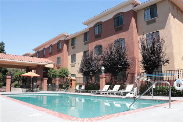 Holiday Inn Express & Suites (8/26/2015 - Credits: http://www.ihg.com/holidayinnexpress/hotels/us/en/davis/sacda/hoteldetail)