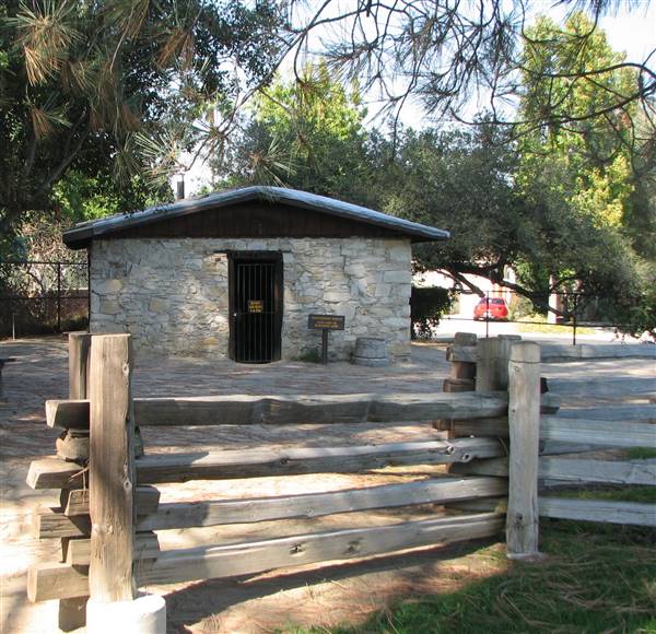 Los Encinos State Historic Park (SHP) adjacent to currently closed Lakeside Restaurant & Lounge - http://stateparkclosurestrip.blogspot.com/ (3/2/2016 - Credits: Photo courtesy of Lucy D'Mot)