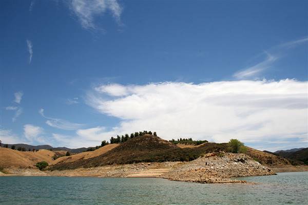 Castaic Lake State Recreation Area (SRA) - lake administered by Los Angeles County (7/10/2009 - Credits: By Jason Ippolito [CC BY 2.0 (http://creativecommons.org/licenses/by/2.0)], via Wikimedia Commons)