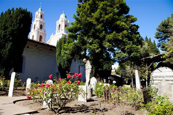 Misión San Francisco de Asís - Mission Dolores (6/24/2012 - Credits: By Almonroth (Own work) [CC BY-SA 3.0 (http://creativecommons.org/licenses/by-sa/3.0)], via Wikimedia Commons)