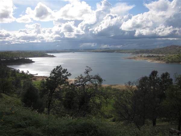 Millerton Lake State Recreation Area (SRA) (3/17/2012 - Credits: By David Prasad [CC BY-SA 2.0 (http://creativecommons.org/licenses/by-sa/2.0)], via Wikimedia Commons)