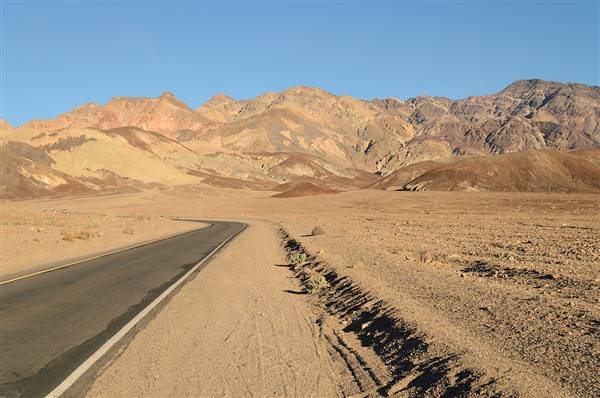 Artist Drive - Death Valley - Highway 168 (12/24/2013 - Credits: King of Hearts / Wikimedia Commons / CC-BY-SA-3.0 [GFDL (http://www.gnu.org/copyleft/fdl.html) or CC BY-SA 3.0 (http://creativecommons.org/licenses/by-sa/3.0)], via Wikimedia Commons)