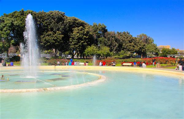 Exposition Park Rose Garden (4/15/2012 - Credits: By MikeJiroch (Own work) [CC BY-SA 3.0 (http://creativecommons.org/licenses/by-sa/3.0)], via Wikimedia Commons)