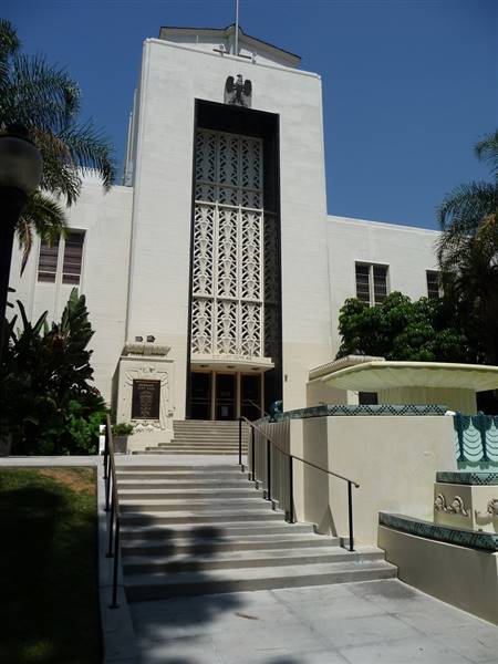 Burbank City Hall (7/28/2009 - Credits: "Burbank City Hall from the Left" By Flickr User: Ryerson Bail Bonds (CC BY-SA 2.0)[https://creativecommons.org/licenses/by-nd/2.0/legalcode]https://www.flickr.com/photos/los-angeles-bail-bonds/)