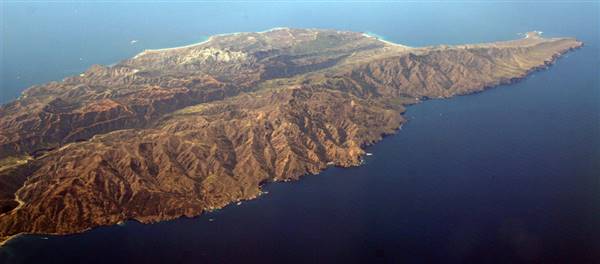 Channel Islands National Park - Santa Cruz Island (4/19/2009 - Credits: "2009_04_19_lax-sfo_070" by Doc Searls (CC BY-SA 2.0)[https://creativecommons.org/licenses/by-sa/2.0/legalcode]https://www.flickr.com/photos/docsearls/)